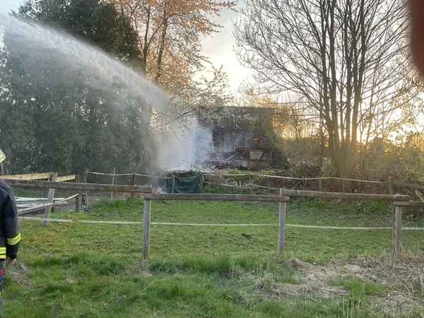FW-DO: Brennende Hütte in Dortmund / Bövinghausen