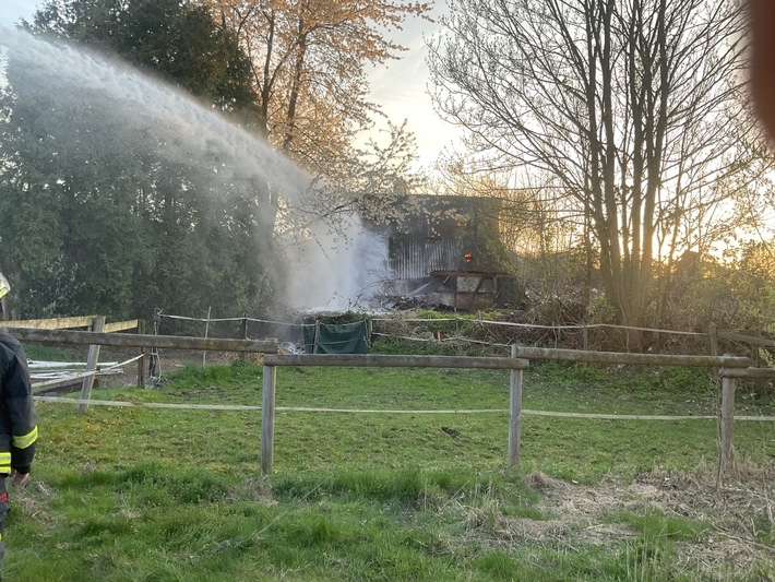 FW-DO: Brennende Hütte in Dortmund / Bövinghausen