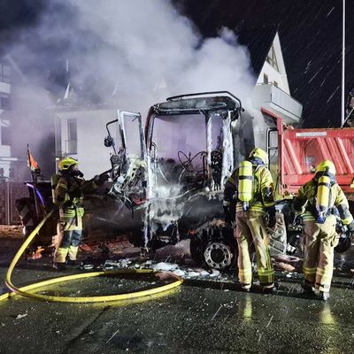 FW-DT: Brennendes Räum- / Streufahrzeug auf der Bielefelder Straße