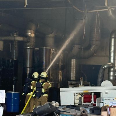 FW Menden: Brand in Filteranlage: Feuerwehr Menden im Einsatz am Dieselweg