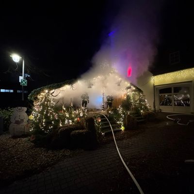 FW VG Westerburg: Bühne des Pfefferkuchenmarktes in Westerburg brannte - Feuerwehr verhindert größeren Schaden