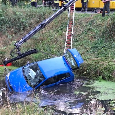 FW-ROW: PKW stürzt in den Oste-Hamme-Kanal - Fahrer bleibt unverletzt