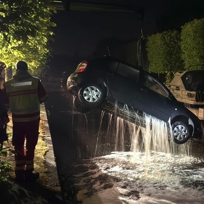 FW-AUR: PKW im Wasser