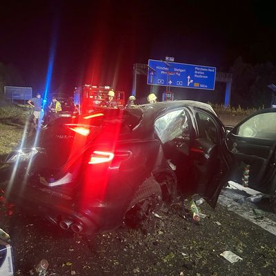 FW Pforzheim: Schwerer Verkehrsunfall auf der BAB 8