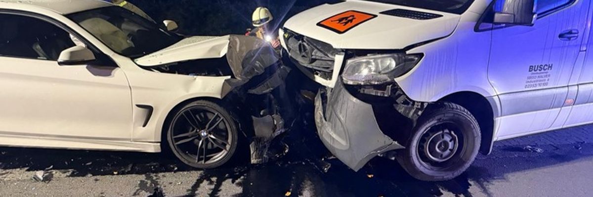 FW-PL: Ortsteil Böddinghausen - Verkehrsunfall mit großen Mengen ausgelaufenen Motoröls
