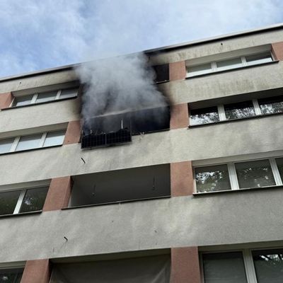 FW-E: Wohnungsbrand in Mehrfamilienhaus - zwei Wohnungen unbewohnbar