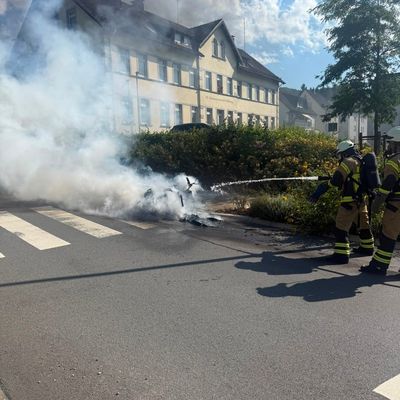 FW-PL: Ortsteil Stadtmitte - Motorroller brennt komplett aus.