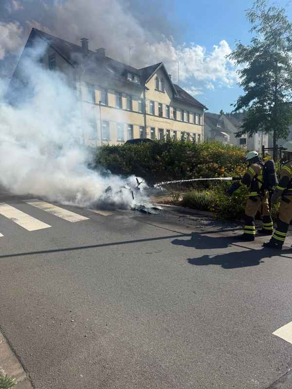 FW-PL: Ortsteil Stadtmitte - Motorroller brennt komplett aus.
