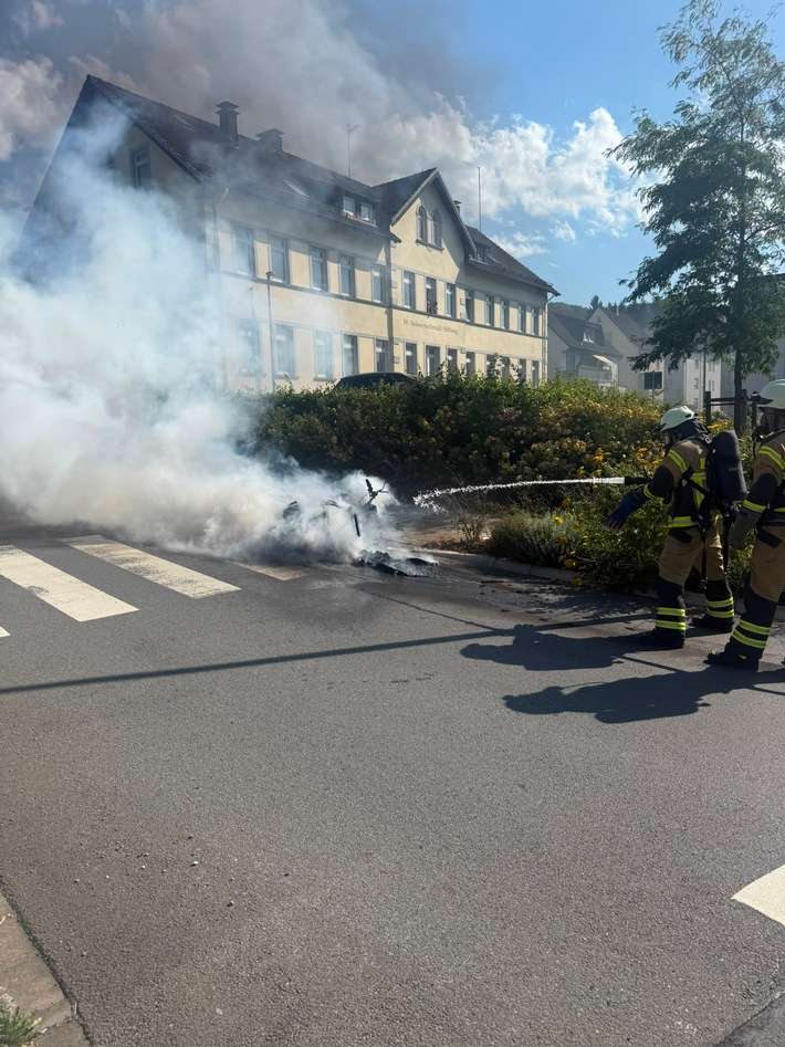 FW-PL: Ortsteil Stadtmitte - Motorroller brennt komplett aus.