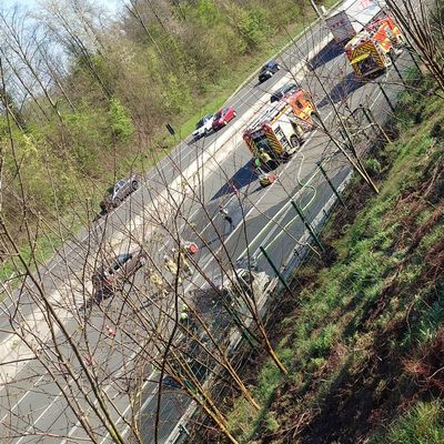 FW Ratingen: Brennender Abschleppwagen auf BAB 3 in Ratingen