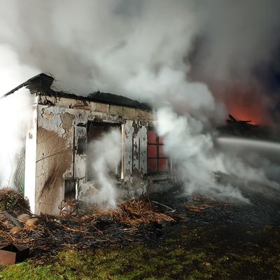 FW-RD: Großbrand in Schülp bei Nortorf (Kreis Rendsburg-Eckernförde) Reetdachgebäude brennt nieder