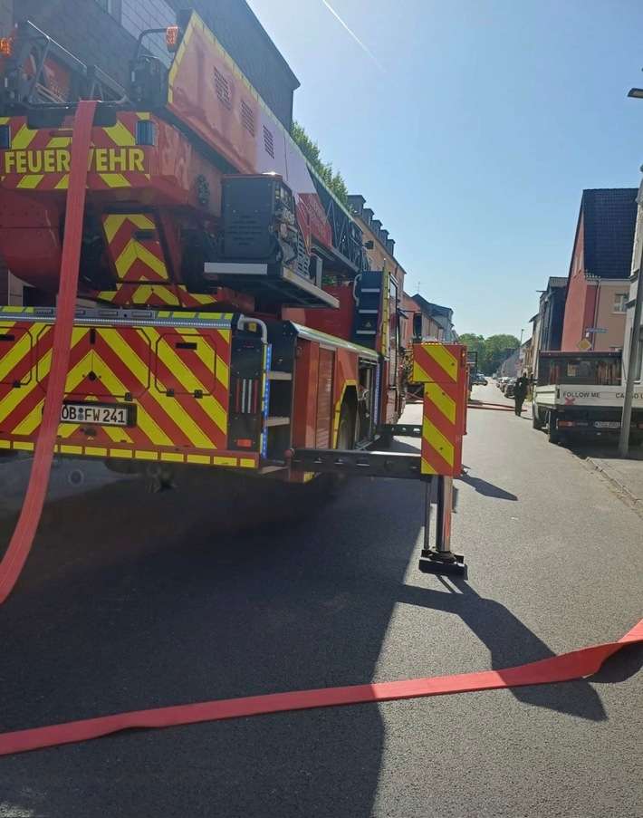 FW-OB: Dachstuhlbrand verhindert - Feuerwehr verhindert größere Ausbreitung