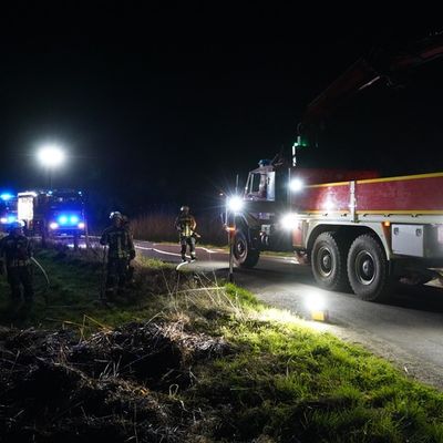FW Bocholt: Feldbrand stellt sich als brennender Schilfhaufen heraus