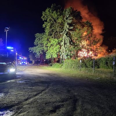 FW Speyer: Gaststätte in Speyer brennt vollständig aus - 84 Einsatzkräfte im Einsatz