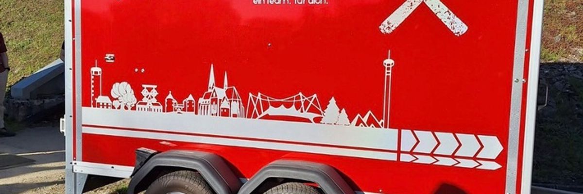 FW-OE: Feuerwehr Lennestadt übernimmt neuen Anhänger "Grubenrettung"