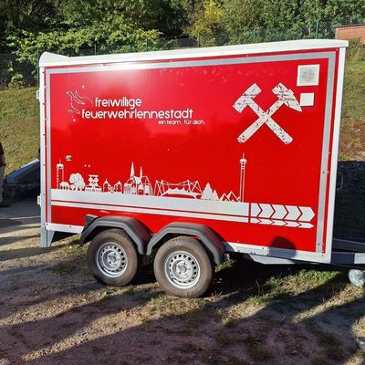 FW-OE: Feuerwehr Lennestadt übernimmt neuen Anhänger "Grubenrettung"