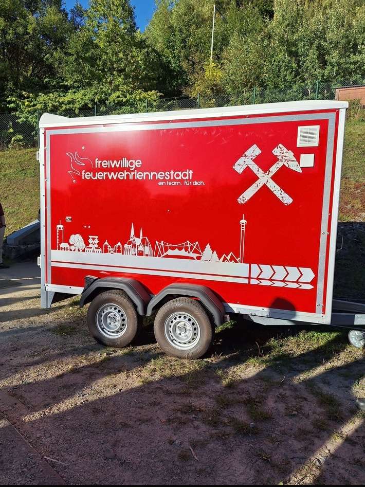 FW-OE: Feuerwehr Lennestadt übernimmt neuen Anhänger "Grubenrettung"