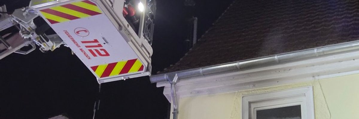 FW Menden: Brand in einem Mehrfamilienhaus in Menden - eine verletzte Person