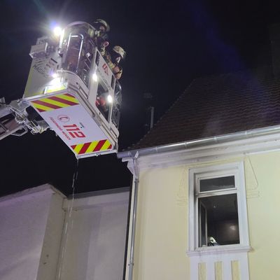 FW Menden: Brand in einem Mehrfamilienhaus in Menden - eine verletzte Person