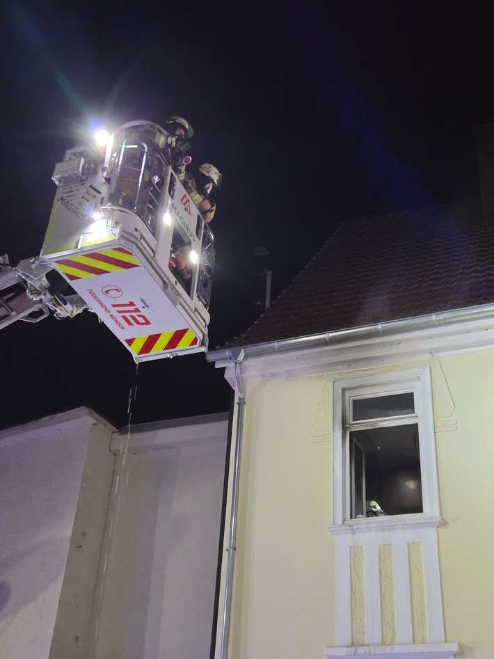 FW Menden: Brand in einem Mehrfamilienhaus in Menden - eine verletzte Person