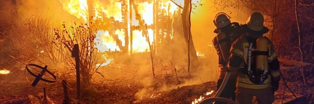 FW Südheide: Gartenschuppen brennt in voller Ausdehnung
