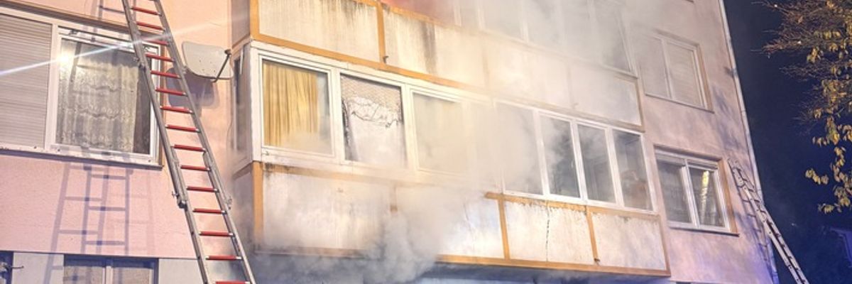 FW-DT: Kellerbrand in Detmold: Mehrere Kinder über Drehleiter gerettet