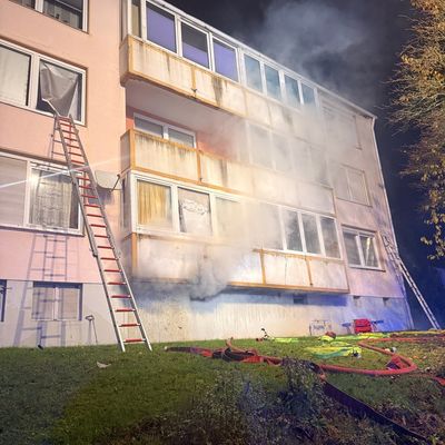 FW-DT: Kellerbrand in Detmold: Mehrere Kinder über Drehleiter gerettet