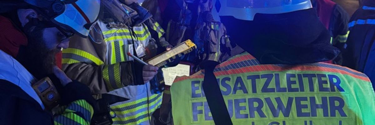 FW-GL: Unklarer Geruch in Hochhaus - umfangreicher Feuerwehr- und Rettungsdiensteinsatz in Bockenberg