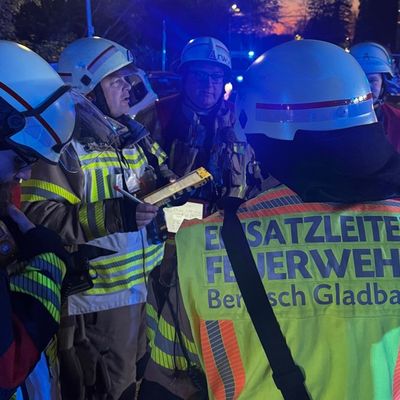 FW-GL: Unklarer Geruch in Hochhaus - umfangreicher Feuerwehr- und Rettungsdiensteinsatz in Bockenberg