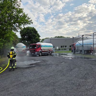 FW-AR: Feuerwehrübung beim TRANSGAS - Löschzug Bruchhausen-Niedereimer im Einsatz
