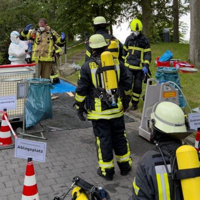 FW Königswinter: Brennende Fahrzeuge in Parkgarage sorgen für Großeinsatz der Feuerwehr