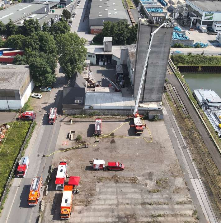 FW-E: Langanhaltender Brandeinsatz in Getreidemühle - Glutnester erschweren Löscharbeiten
