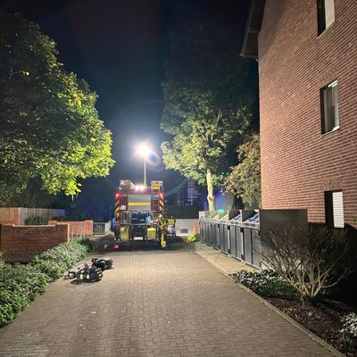 FW Grevenbroich: Fünf Verletzte bei Wohnungsbrand in Grevenbroich-Elsen