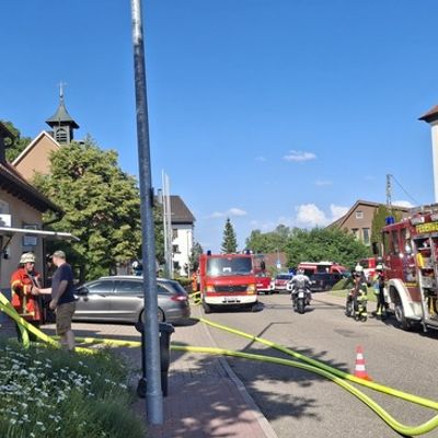 KFV-CW: Holzlager geht in Flammen auf / Backhaus und Feuerwehrmagazin blieben verschont