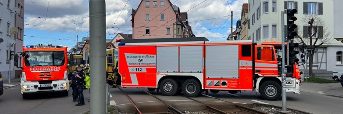 FW Stuttgart: Straßenbahnunfall - Feuerwehr befreit Person