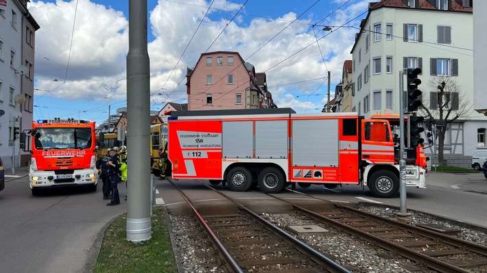 FW Stuttgart: Straßenbahnunfall - Feuerwehr befreit Person