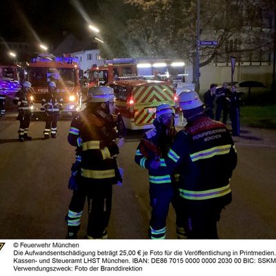 FW-M: Ganze Etage nach Wohnungsbrand unbewohnbar (Moosach)