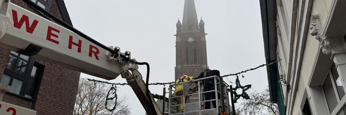 FW Tönisvorst: Die Weihnachtsbeleuchtung in Vorst ist bereit. Die Freiwilligen Feuerwehr Tönisvorst unterstützt die Kolpingfamilie beim Aufhängen der Weihnachtsbeleuchtung im Vorster Ortskern.