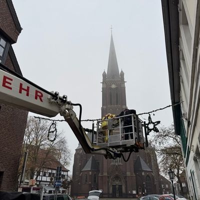 FW Tönisvorst: Die Weihnachtsbeleuchtung in Vorst ist bereit. Die Freiwilligen Feuerwehr Tönisvorst unterstützt die Kolpingfamilie beim Aufhängen der Weihnachtsbeleuchtung im Vorster Ortskern.