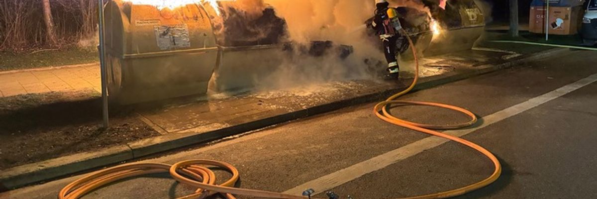 FW-M: Brennende Wertstoffcontainer sorgen für unruhige Nacht (Aubing-Lochhausen-Langwied)