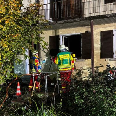 KFV Bodenseekreis: Küchenbrand in Altheim: Feuerwehr rettet Bewohner über Leiter