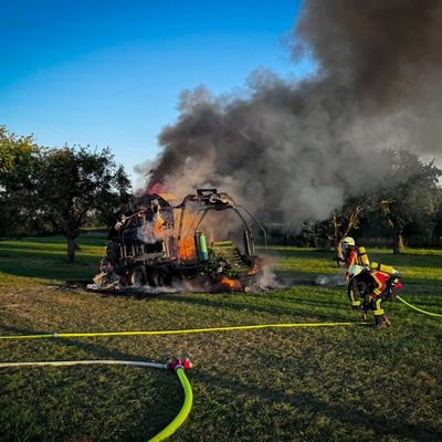 KFV Bodenseekreis: Ballenpresse in Vollbrand in Hefigkofen