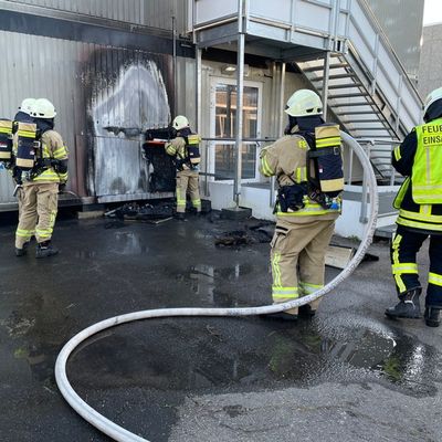 FW Lehrte: Feuer unter Schulcontainer