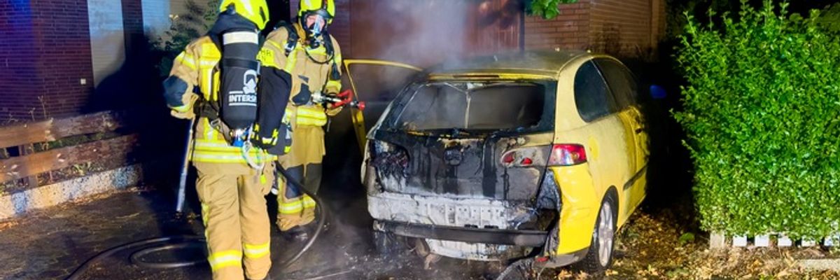 FW-OLL: Nächtlicher Fahrzeugbrand vor Wohngebäude