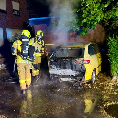 FW-OLL: Nächtlicher Fahrzeugbrand vor Wohngebäude