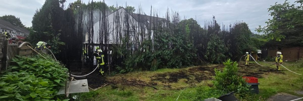 FW Datteln: Heckenbrand greift auf Schuppen und Wohngebäude über