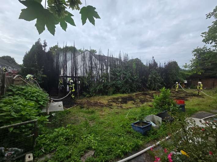 FW Datteln: Heckenbrand greift auf Schuppen und Wohngebäude über