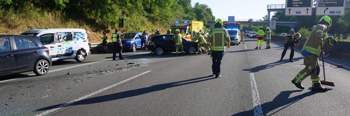 FW Ratingen: Verkehrsunfall mit mehreren Fahrzeugen und Verletzten auf der BAB 52