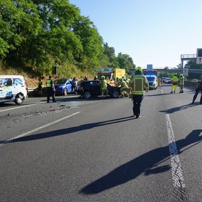 FW Ratingen: Verkehrsunfall mit mehreren Fahrzeugen und Verletzten auf der BAB 52