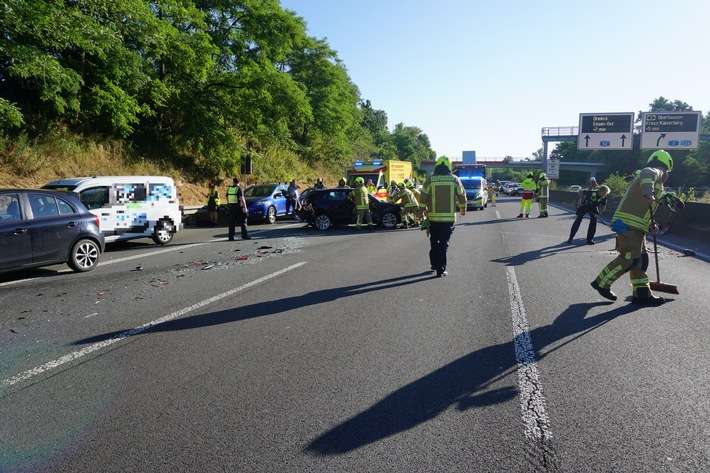 FW Ratingen: Verkehrsunfall mit mehreren Fahrzeugen und Verletzten auf der BAB 52